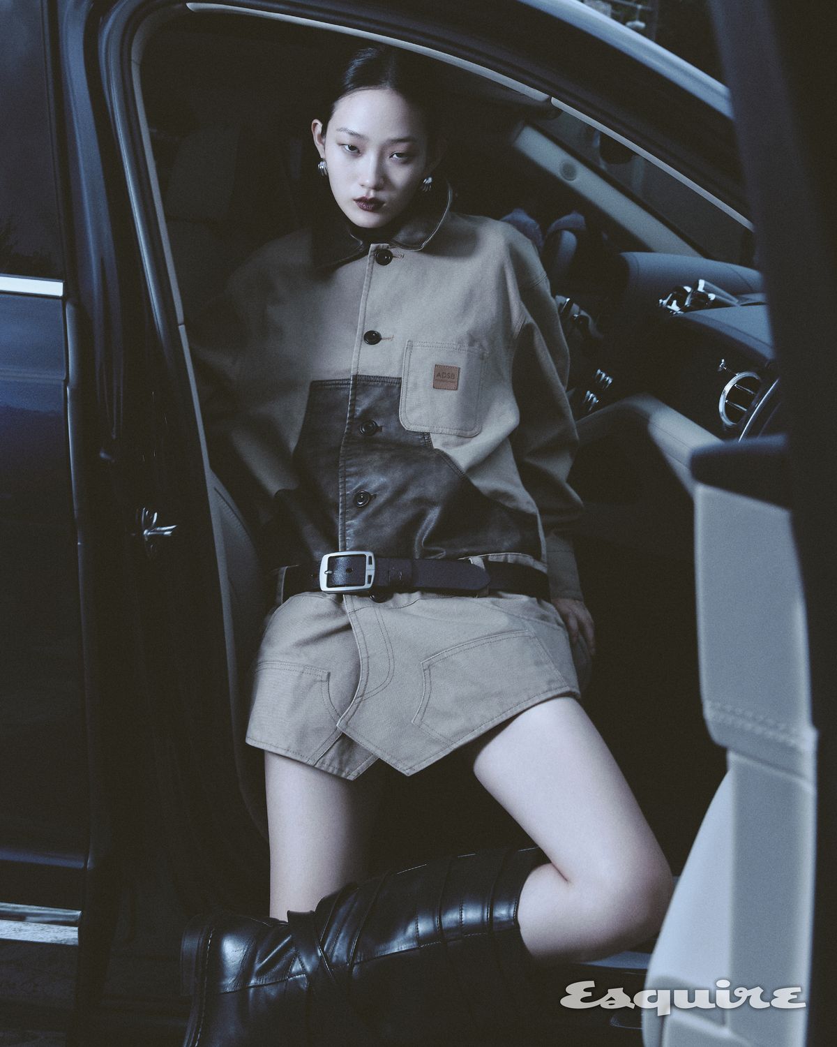 재킷, 부츠, 벨트 모두 앤더슨벨. 이어링 스타일리스트 소장품.