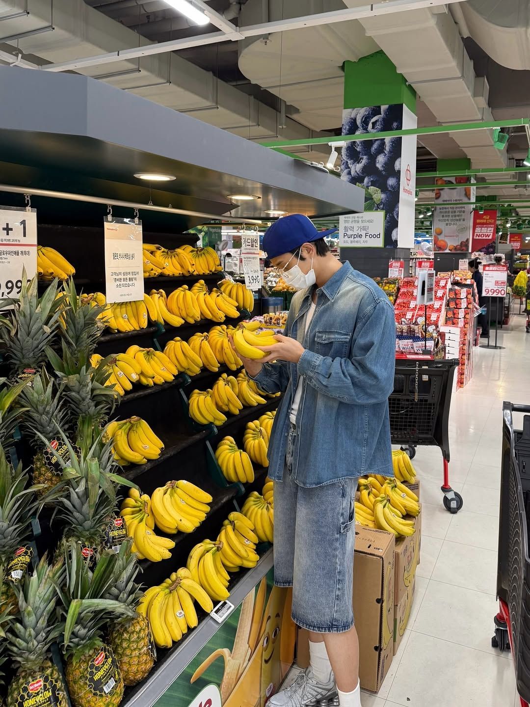 가볍고 캐주얼한 청청 패션을 선보인 김재원/ 인스타그램 @rlawodnjs_