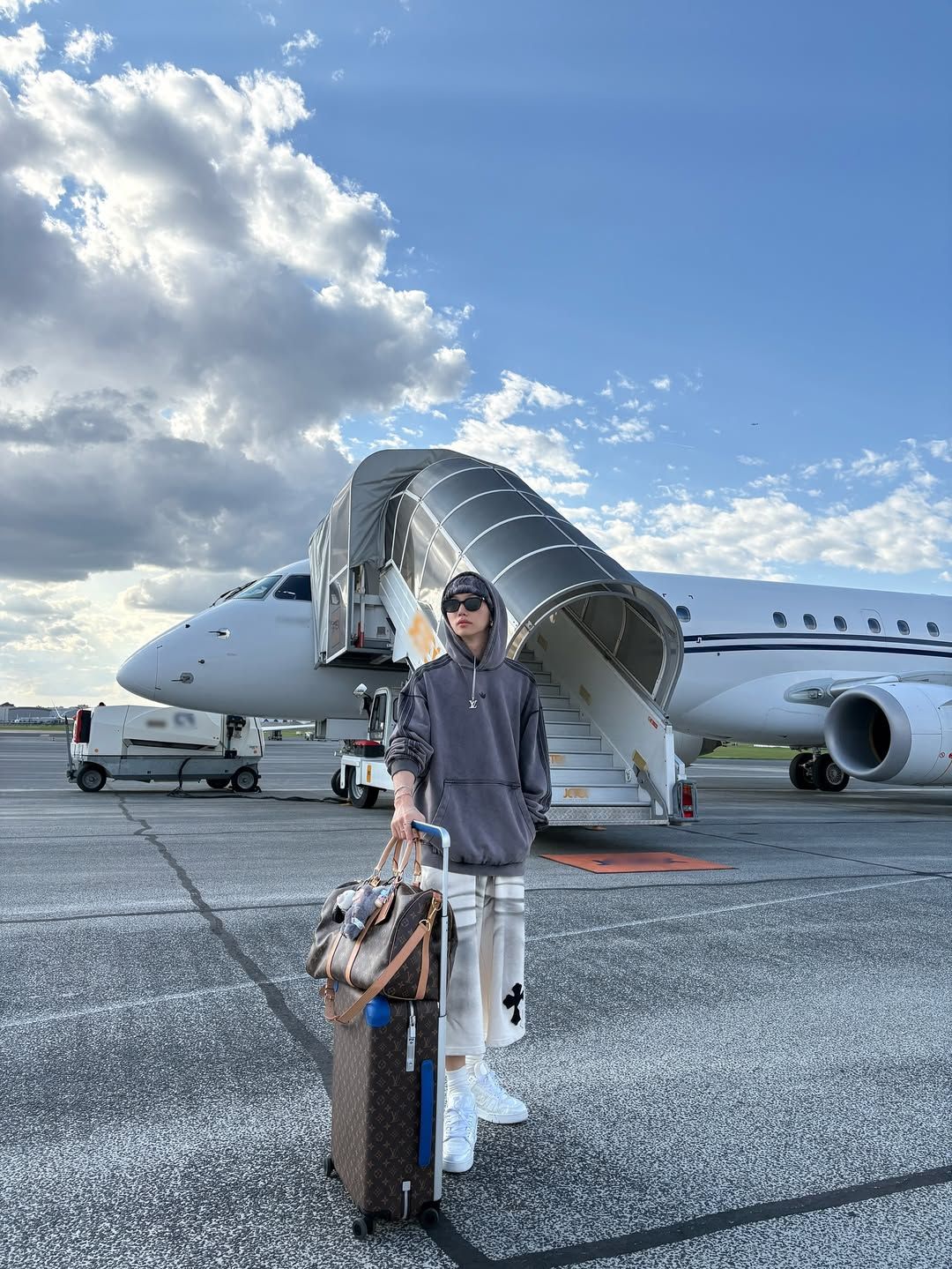 긴팔과 반바지의 조합을 힙하게 소화한 스트레이 키즈의 필릭스/ 인스타그램 @yong.lixx