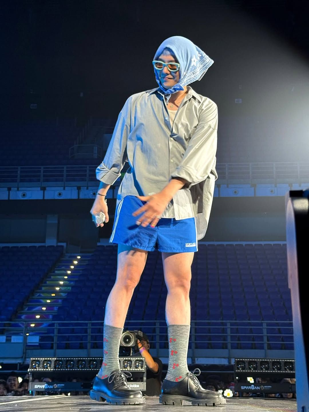 양말로 허전한 다리에 포인트를 더해준 지드래곤/ 인스타그램 @8lo8lo8lowme