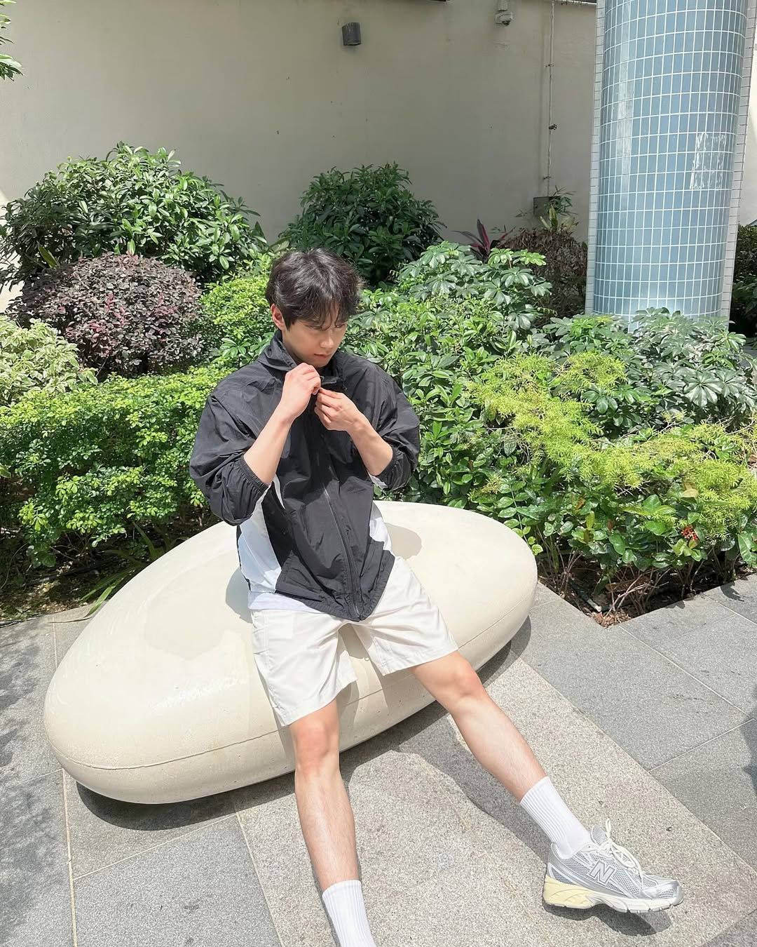 가을 필수 아이템 윈드 브레이커와 반바지의 조합을 보여준 이준영/ 인스타그램 @real_2junyoung