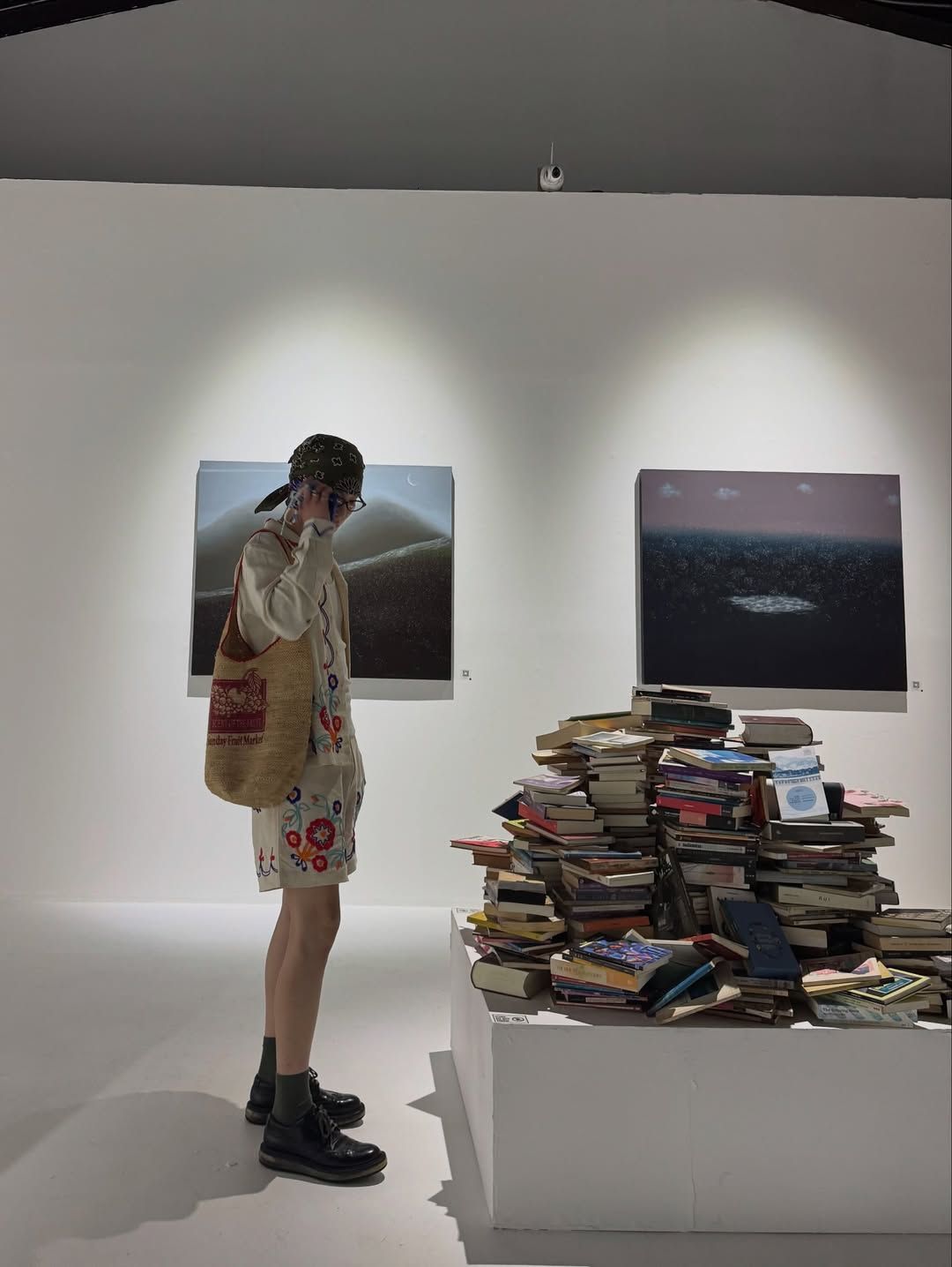 실내외 어디서든 잘 어울리는 긴팔과 반바지 스타일링/ 인스타그램 @bumkeyk