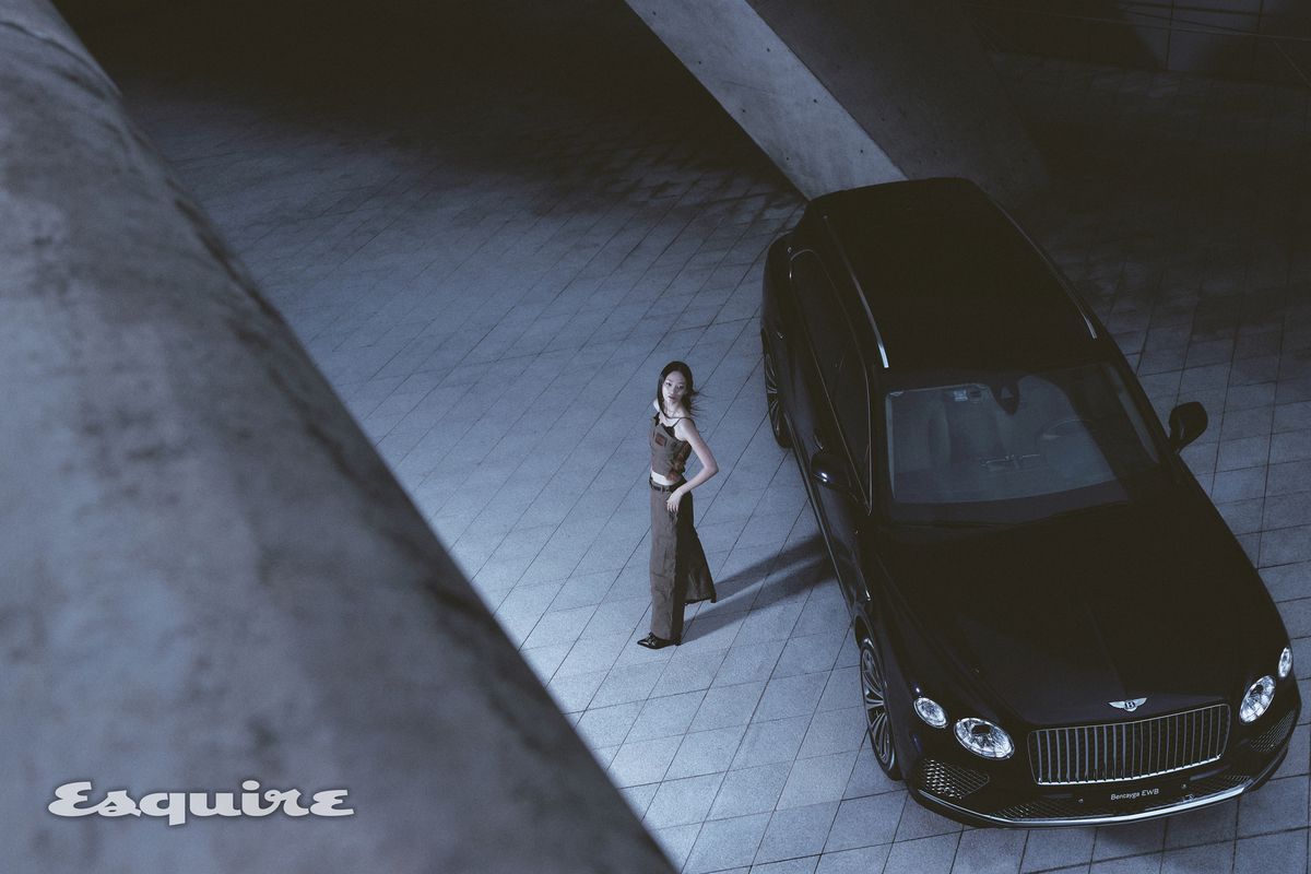 뷔스티에, 팬츠, 슈즈, 벨트 모두 앤더슨벨. 