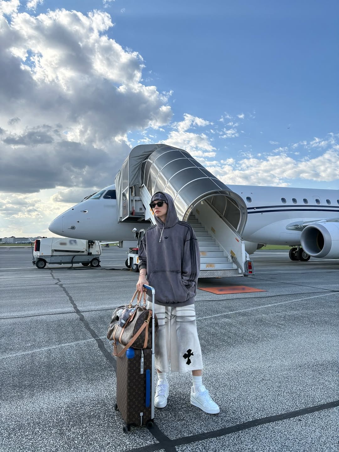 긴 기장의 조츠와 후드티로 완성한 완벽한 가을 룩/ 인스타그램 @yong.lixx