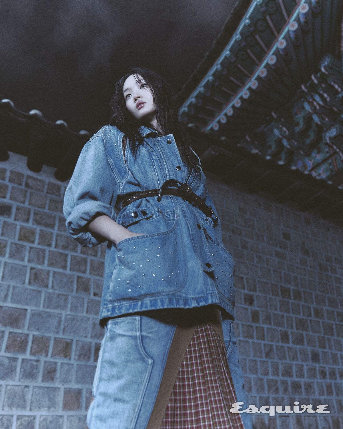 재킷, 스커트, 벨트 모두 앤더슨벨.