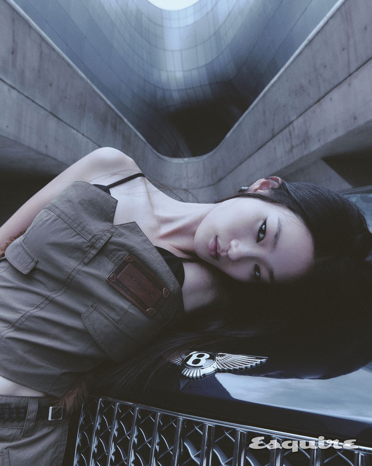 뷔스티에, 팬츠, 벨트 모두 앤더슨벨. 