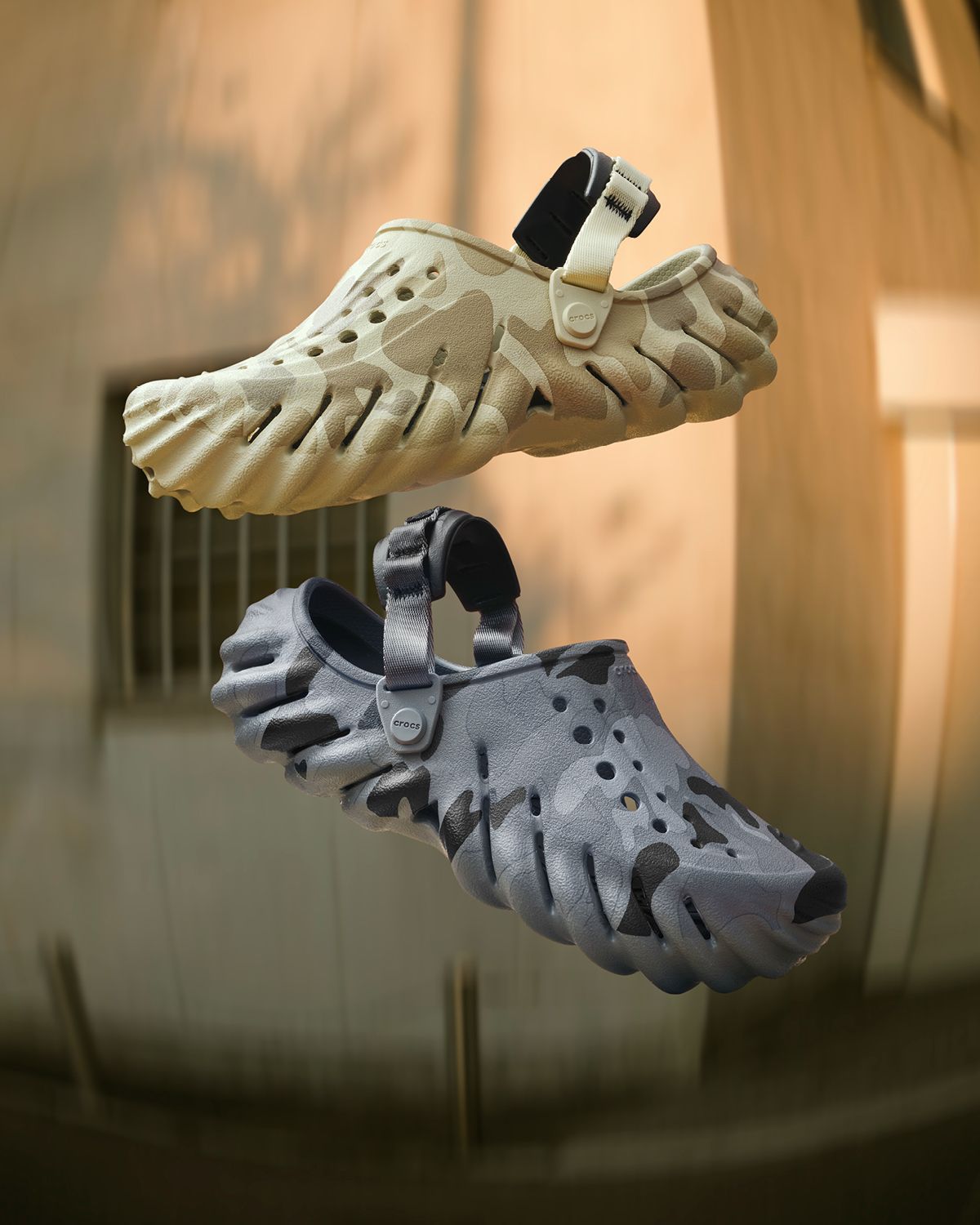 감각적인 카모 그래픽으로 포인트를 준 크록스 ‘에코 덕 카모 클로그’ 9만9천9백원. 모두 CROCS. 