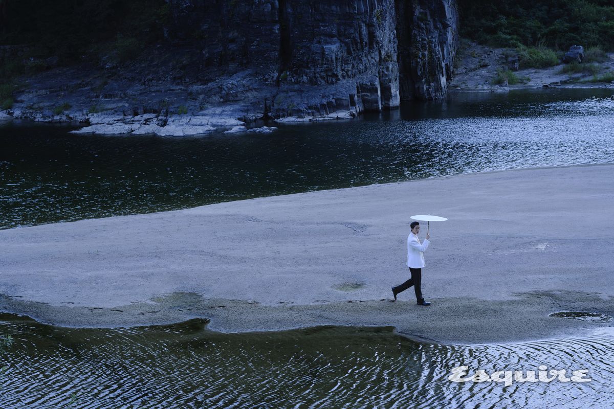 울 클로스 바 재킷, 울 트윌 팬츠 모두 가격 미정 디올 맨. 옥스퍼드 슈즈 가격 미정 페라가모.