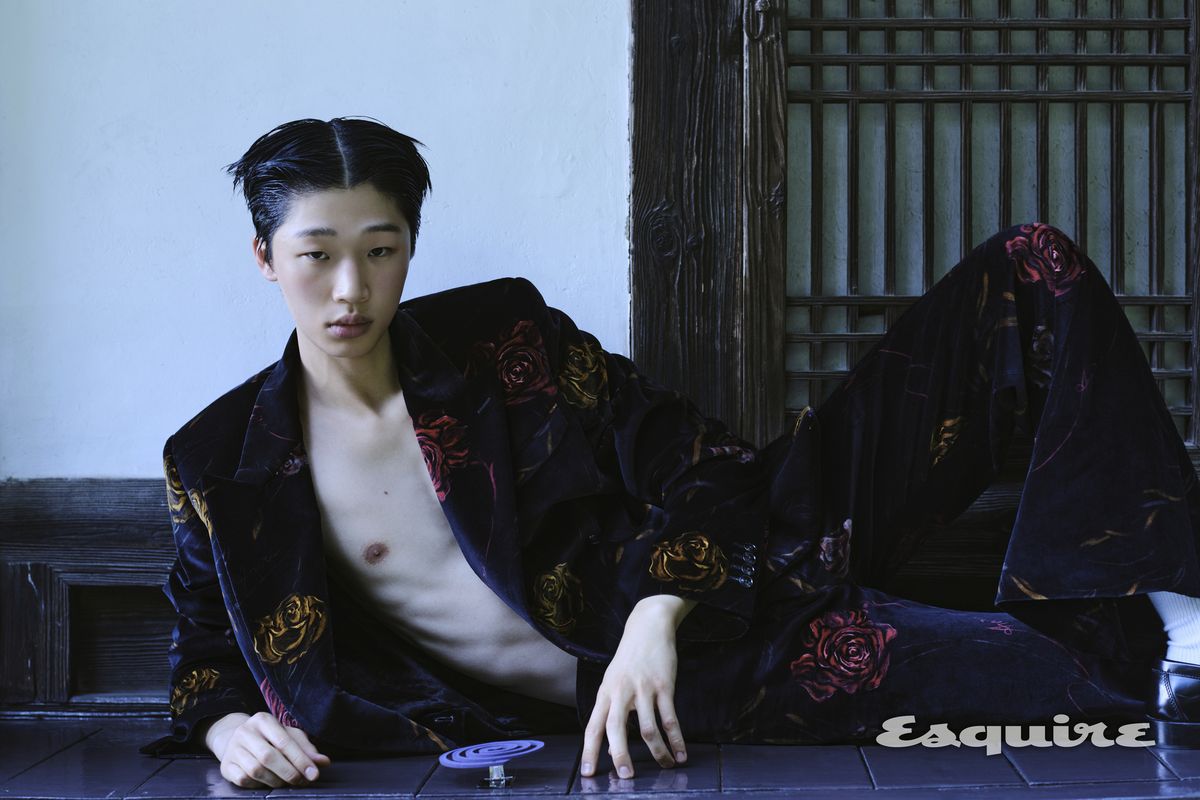 플로럴 벨벳 블레이저, 플로럴 벨벳 플레어 팬츠 모두 가격 미정 아미리.