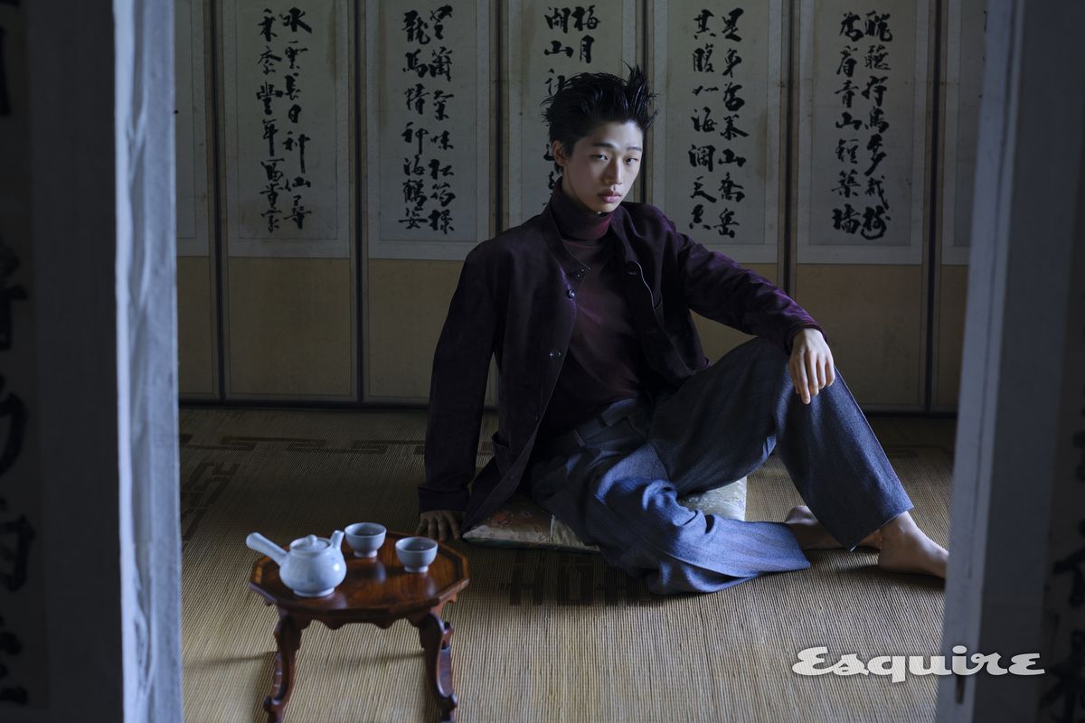 스웨이드 재킷 1000만원대 벨루티. 롱 슬리브 톱 가격 미정 YCH. 울 스트라이프 팬츠 가격 미정 페라가모.