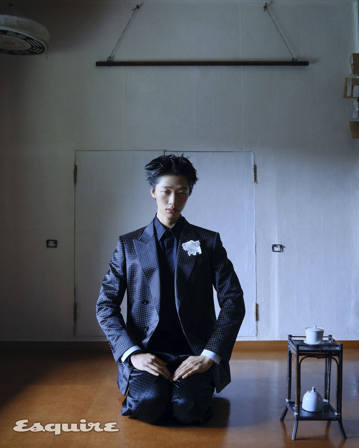 폴카 도트 자카르 재킷, 폴카 도트 자카르 팬츠, 실크 셔츠, 화이트 코르사주 모두 가격 미정 톰 포드. 단유빈 작가의 개완 9만원 내러티브오브젝트