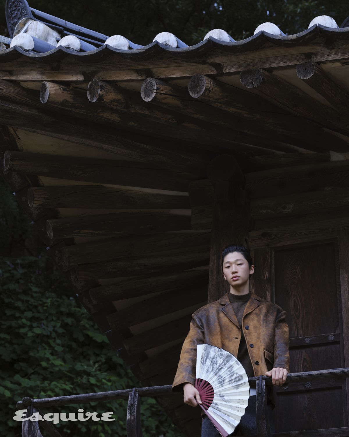 레더 재킷, 캐시미어 니트 톱, 화이트 톱, 울 팬츠 모두 가격 미정 미우미우.