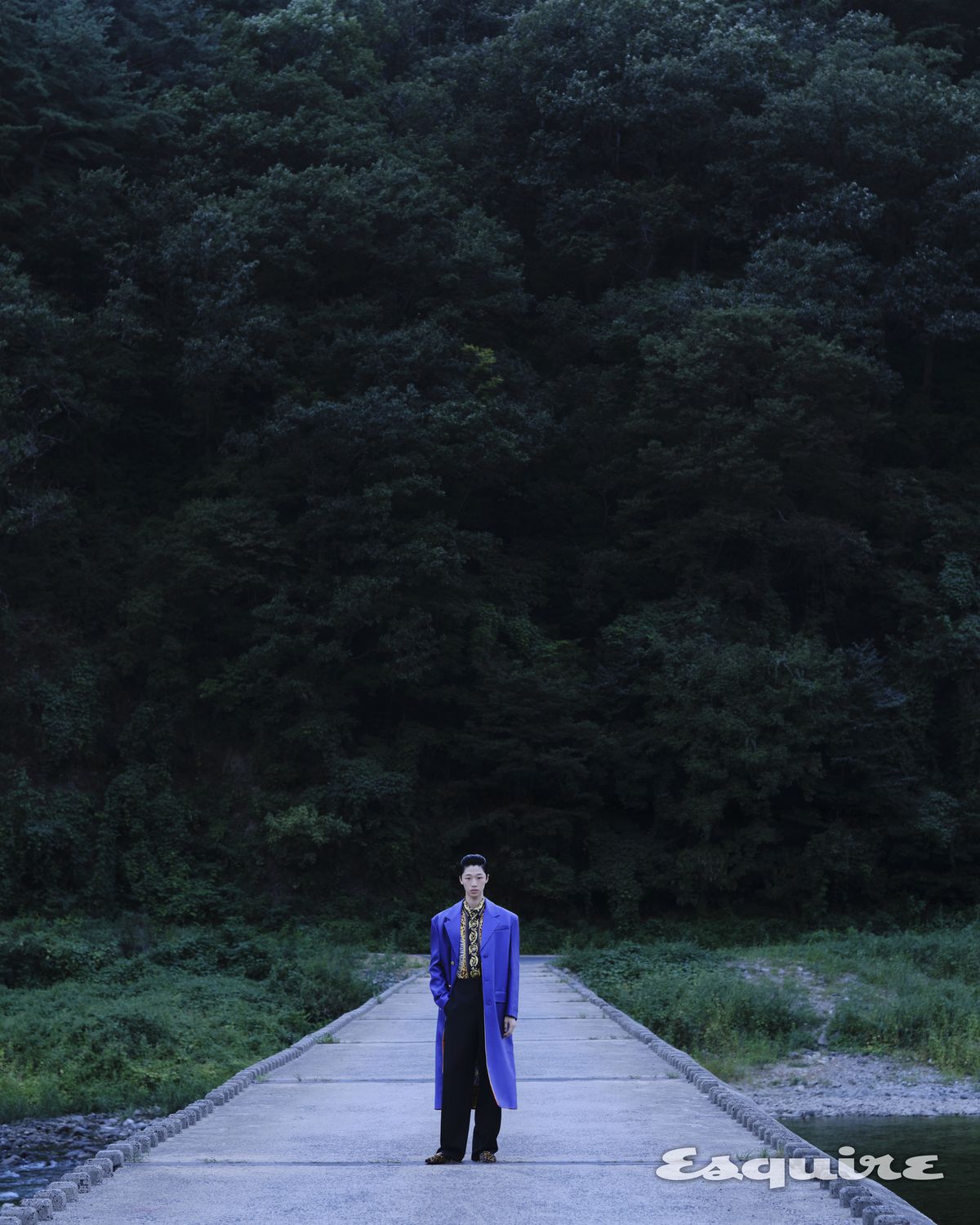 레더 코트 가격 미정, 실크 셔츠 214만원, 와이드 울 팬츠 가격 미정 모두 베르사체. 레오퍼드 패턴 슬리퍼 가격 미정 발렌티노 가라바니.