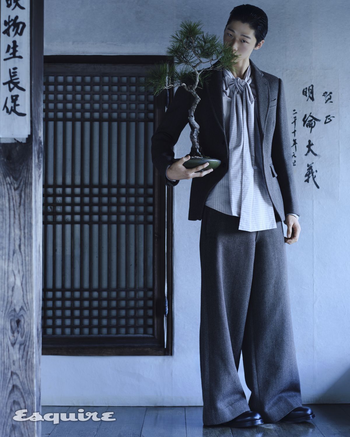 더블브레스티드 재킷, 스트라이프 셔츠, 와이드 팬츠, 슈즈 모두 가격 미정 드리스 반 노튼. 적송 분재 가격 미정 서간.