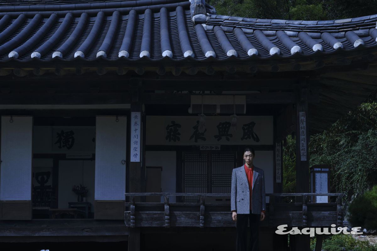 그레이 재킷, 레드 셔츠, 팬츠 모두 가격 미정 발렌티노.