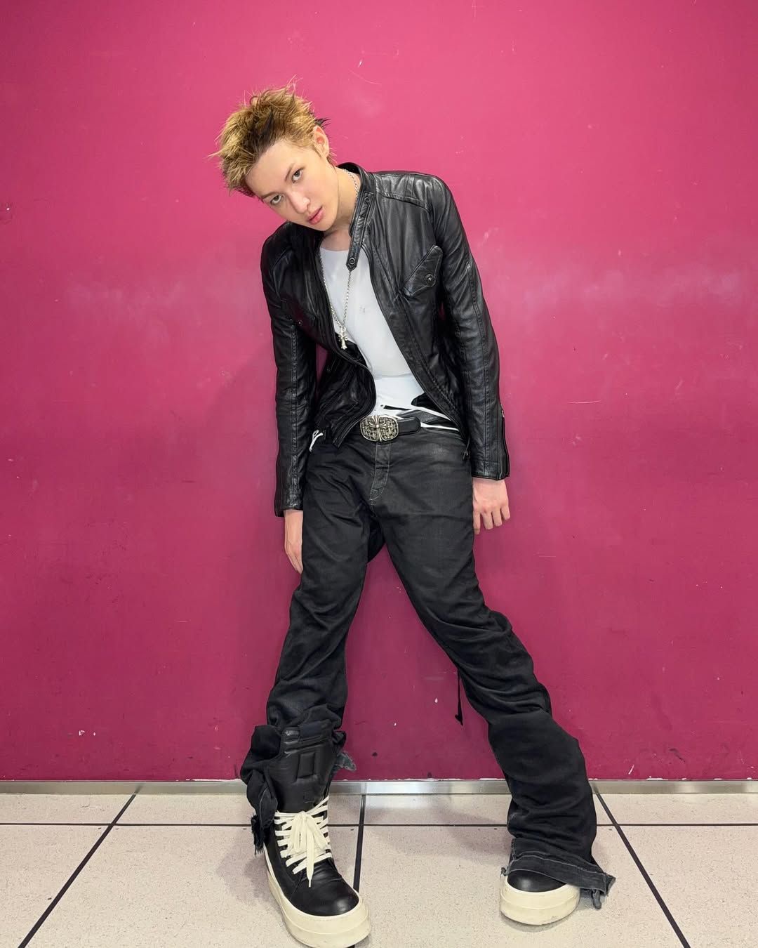 하이탑 스니커즈로 완성하는 레트로 무드/ 인스타그램 @cortis