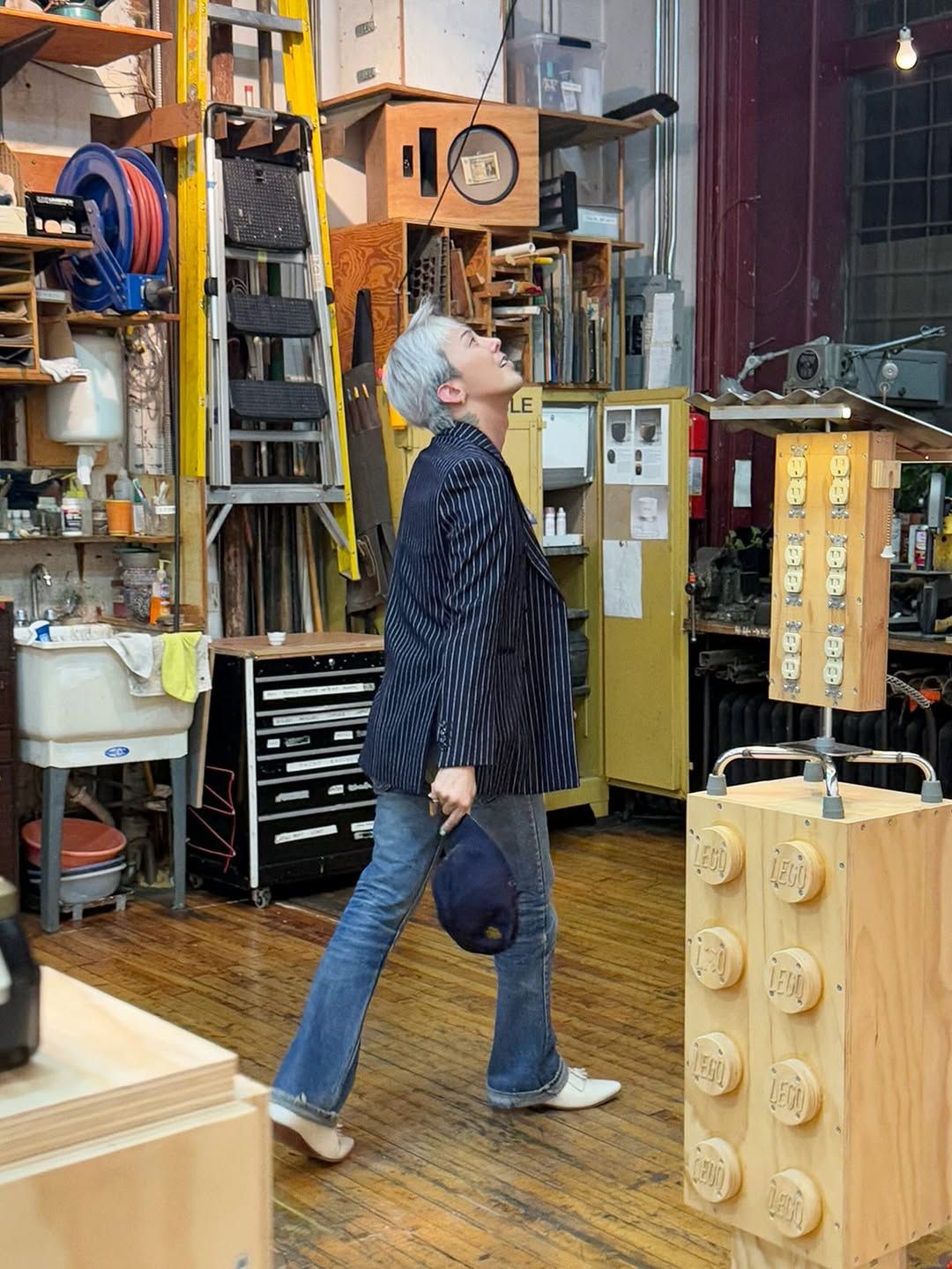 슬림한 부츠컷 팬츠로 세련된 룩 완성하기/ 인스타그램 @8lo8lo8lowme