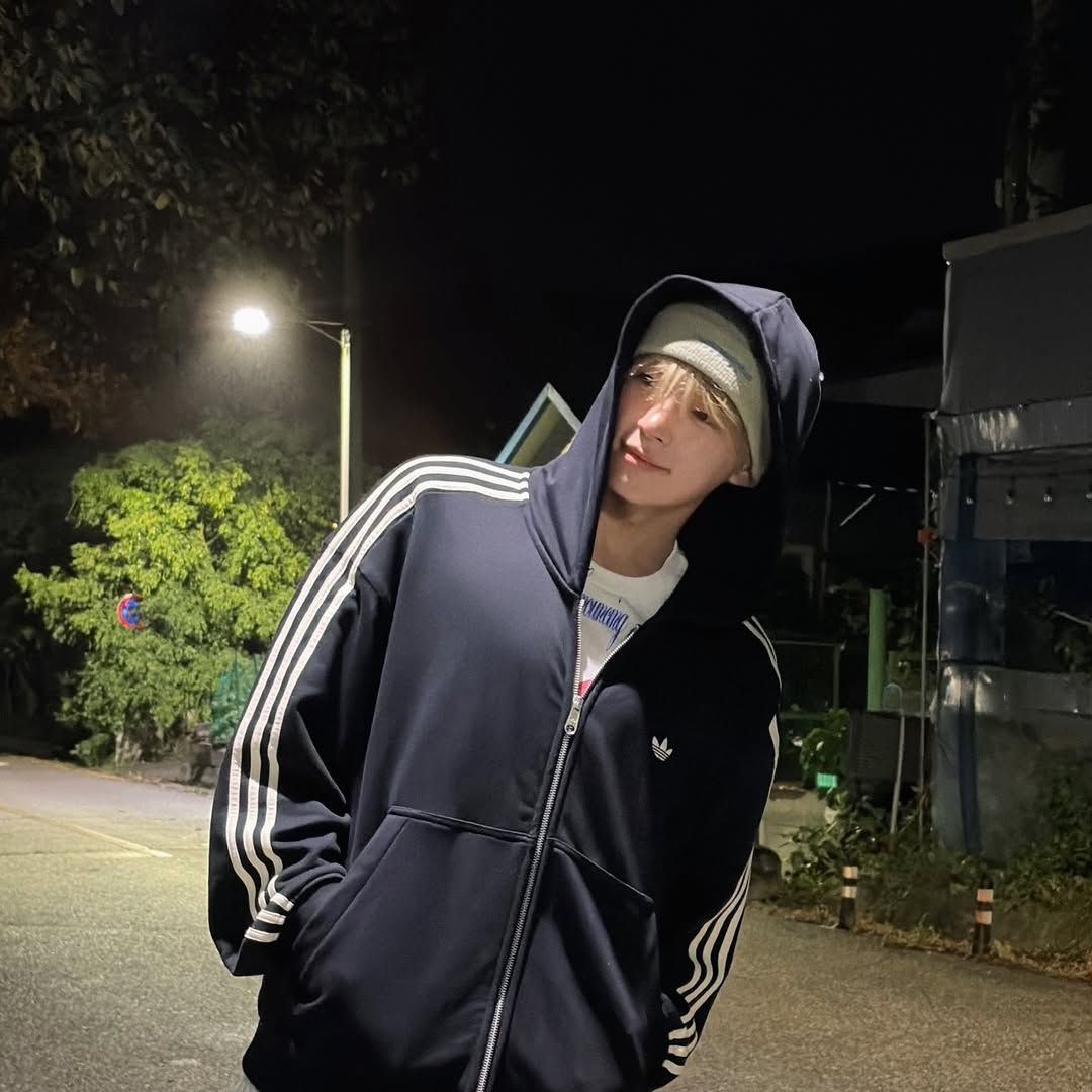 집업이 아니라 후드 집업? 제로베이스원 성한빈이 선택한 아디다스 제품/ 인스타그램 @zb1official