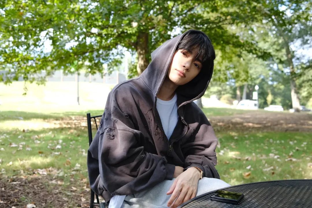 펑키한 후드 집업을 착용한 투모로우바이투게더 범규/ 인스타그램 @bamgyuuuu