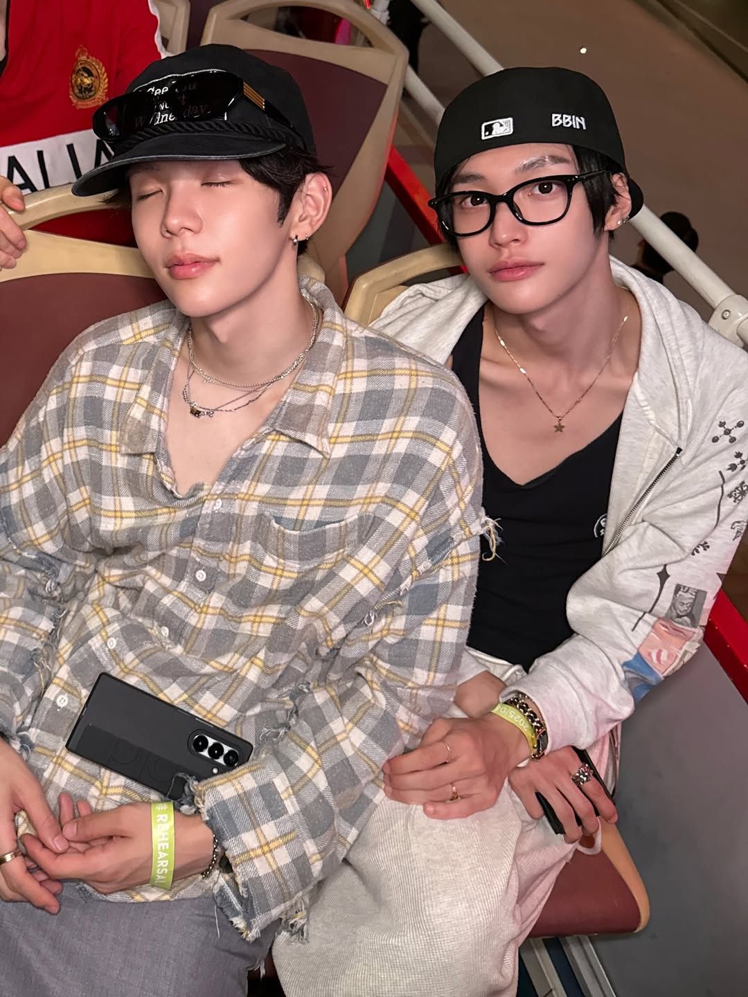 투머치택스 후드 집업 셋업을 착용한 라이즈 원빈/ 인스타그램 @riize_official