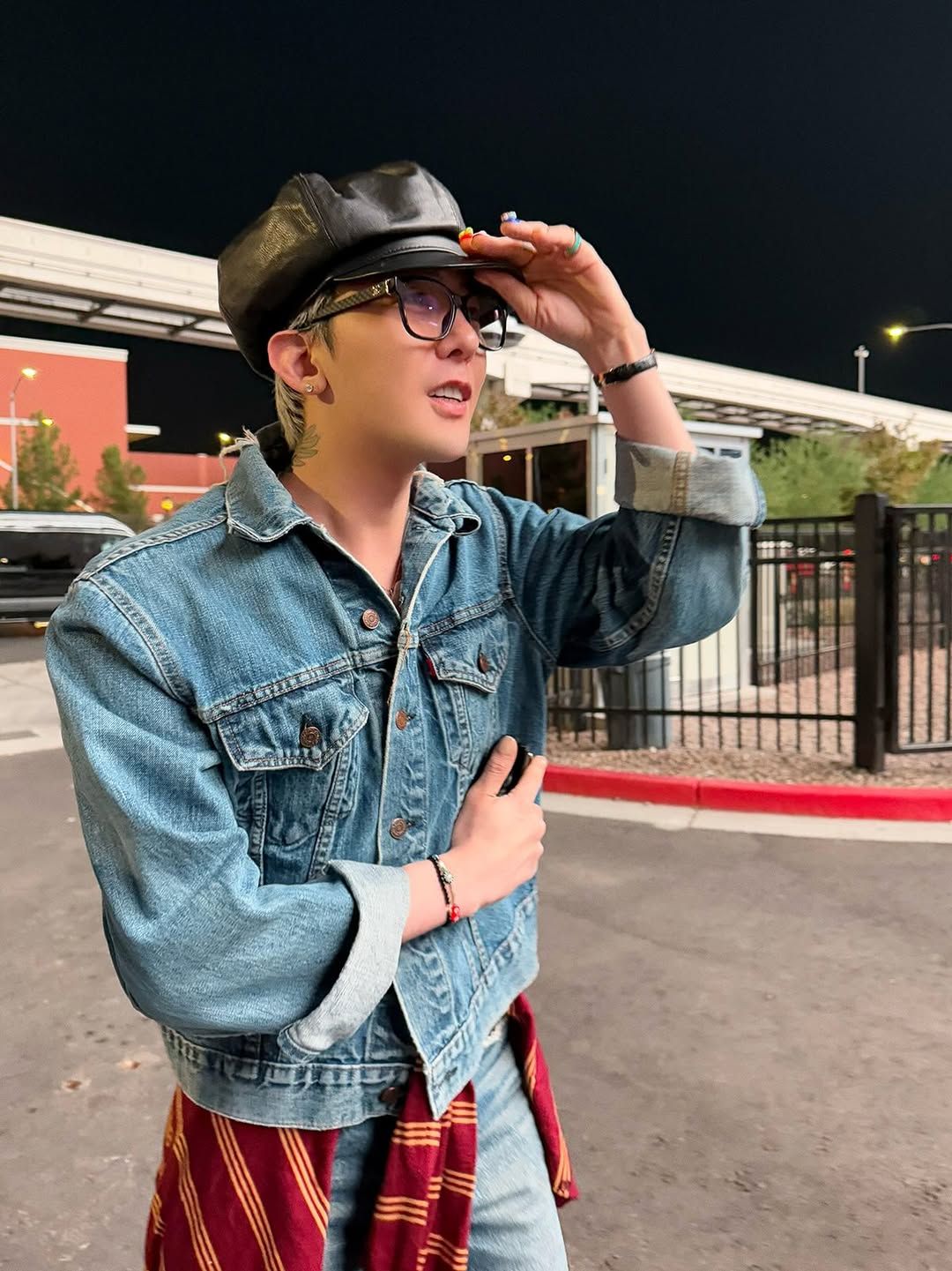 빈티지한 무드가 느껴지는 지드래곤의 청청 패션/ 인스타그램 @8lo8lo8lowme