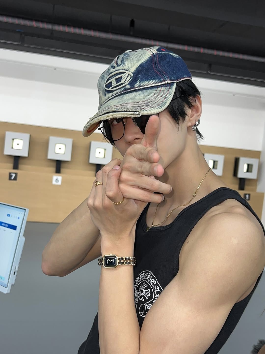 라이즈 원빈의 Y2K 룩 포인트는 데님 캡/ 인스타그램 @riize_official