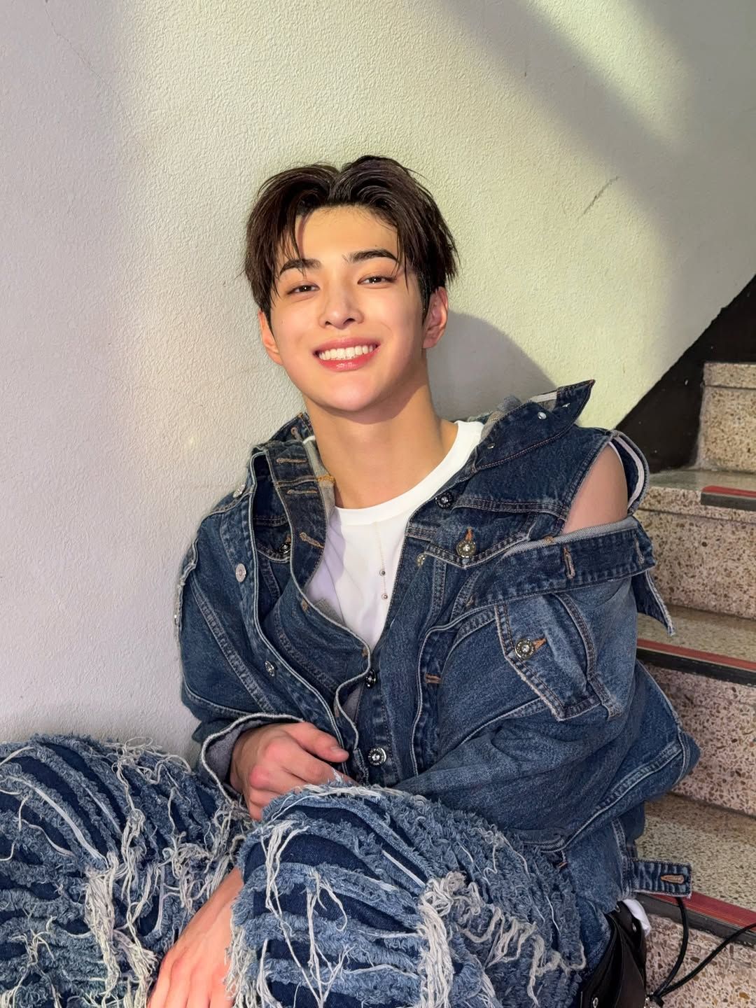 코르티스 건호가 선택한 강렬한 디테일이 돋보이는 청바지/ 인스타그램 @cortis