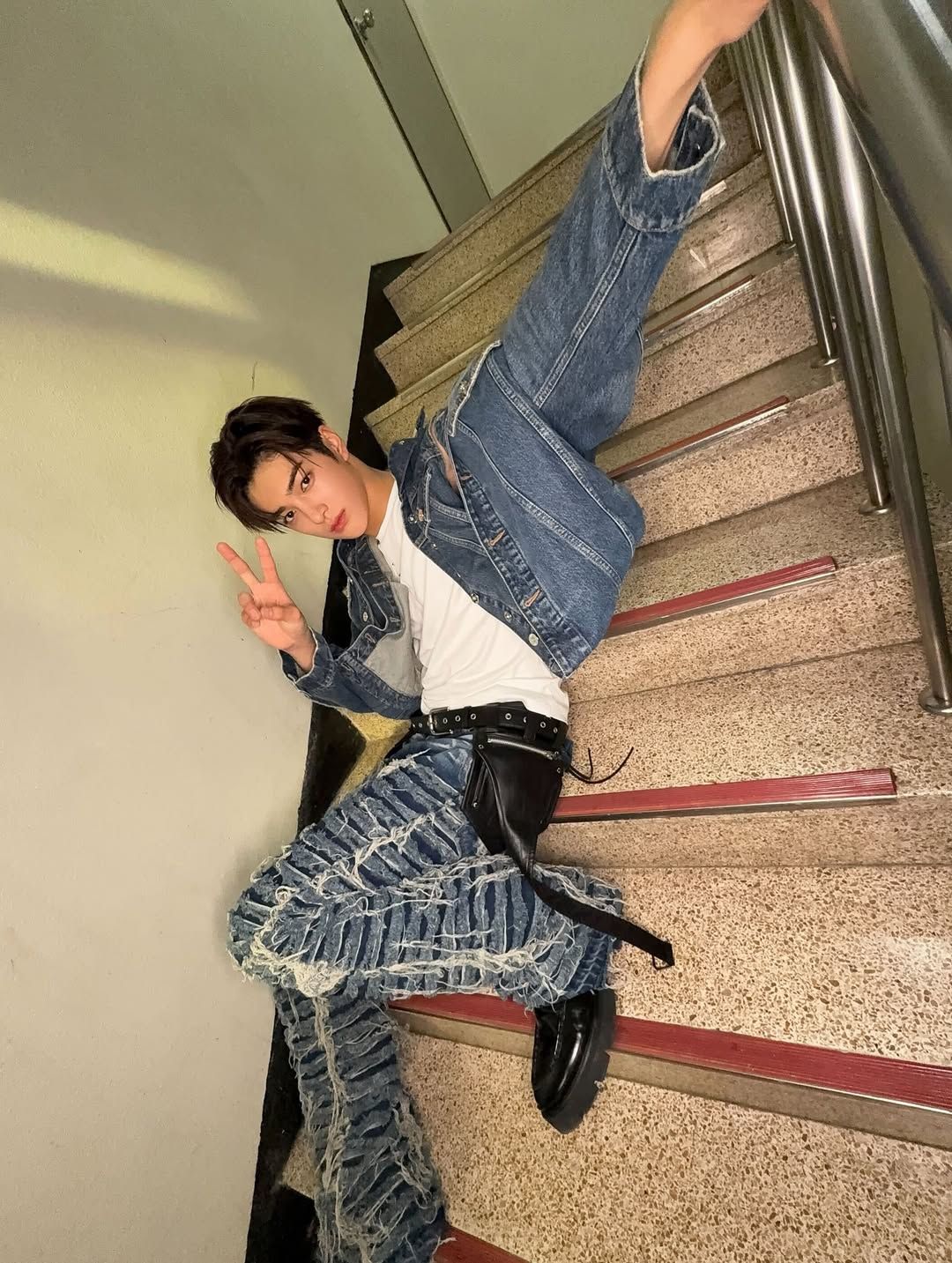 코르티스 건호가 선택한 강렬한 디테일이 돋보이는 청바지/ 인스타그램 @cortis