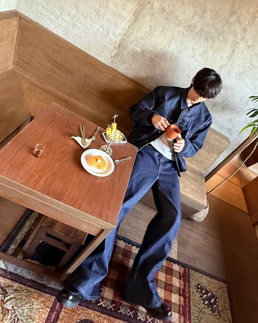 생지 데님 셋업을 착용한 변우석/ 인스타그램 @byeonwooseok