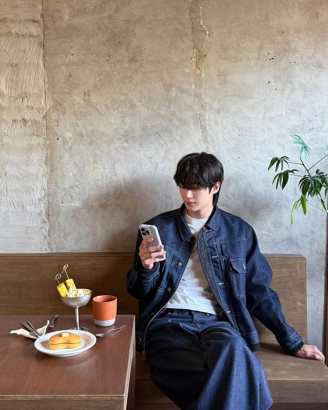 생지 데님 셋업을 착용한 변우석/ 인스타그램 @byeonwooseok