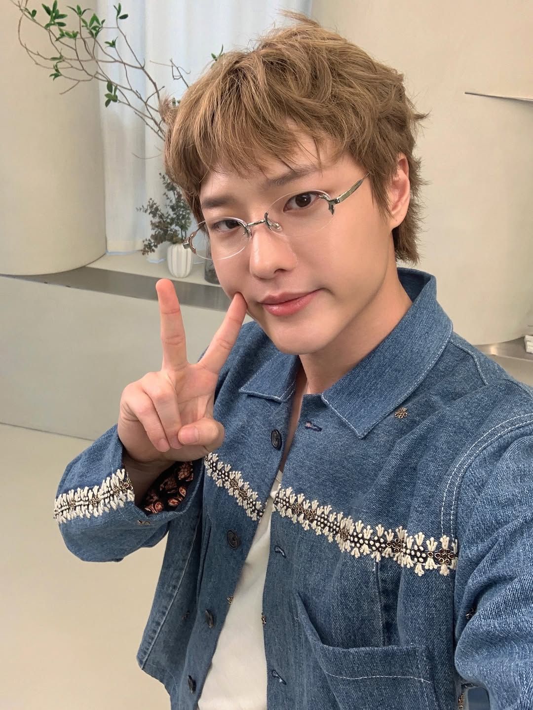 데님 셔츠 하나로 히피 감성을 완성한 우즈/ 인스타그램 @woodz.co.kr