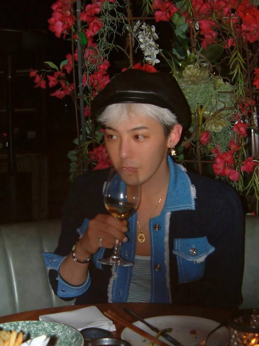 지드래곤의 가디건 스타일링/인스타그램 @8lo8lo8lowme