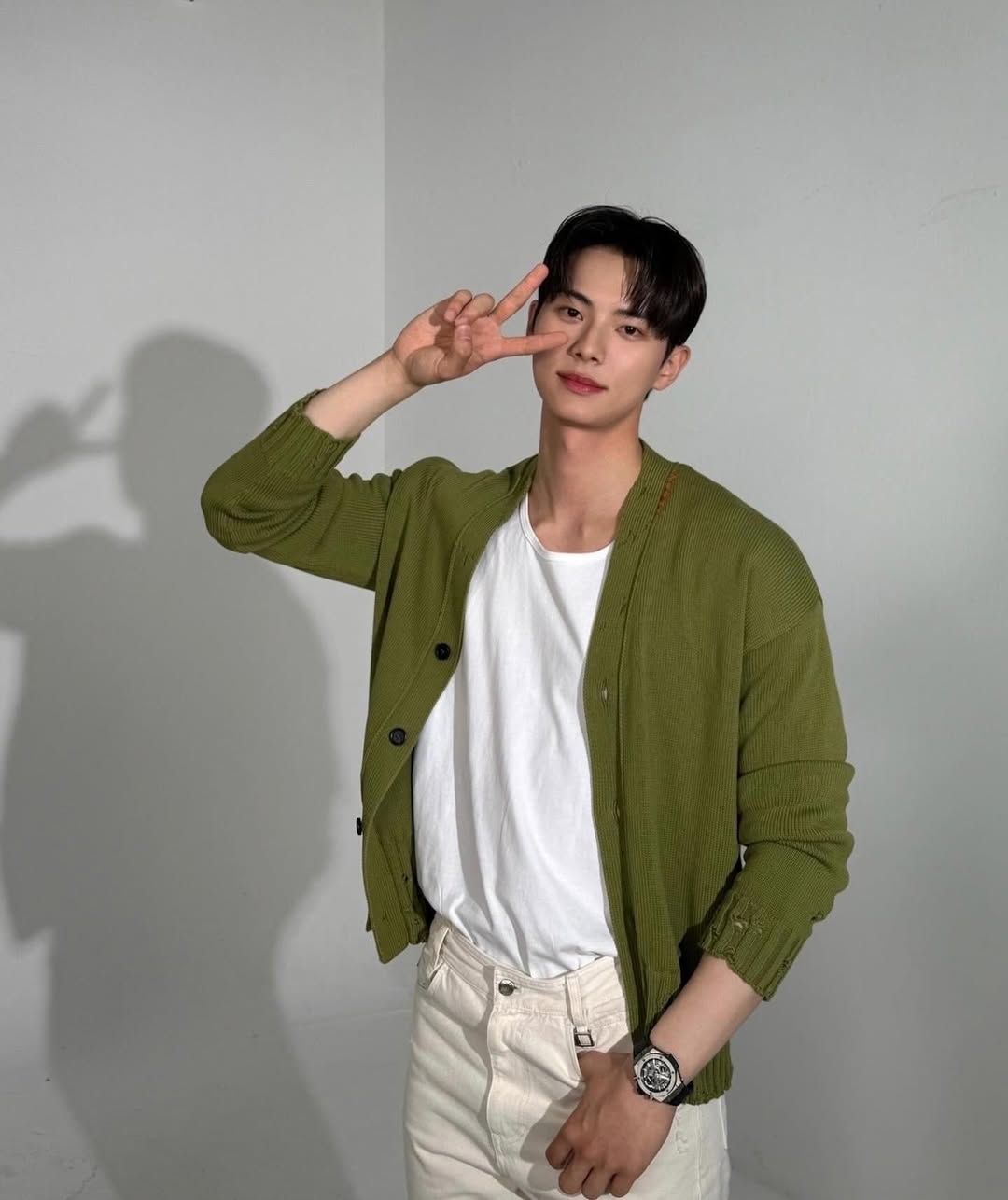 그린 가디건으로 완성하는 부드러운 포인트/인스타그램 @l.c.m____