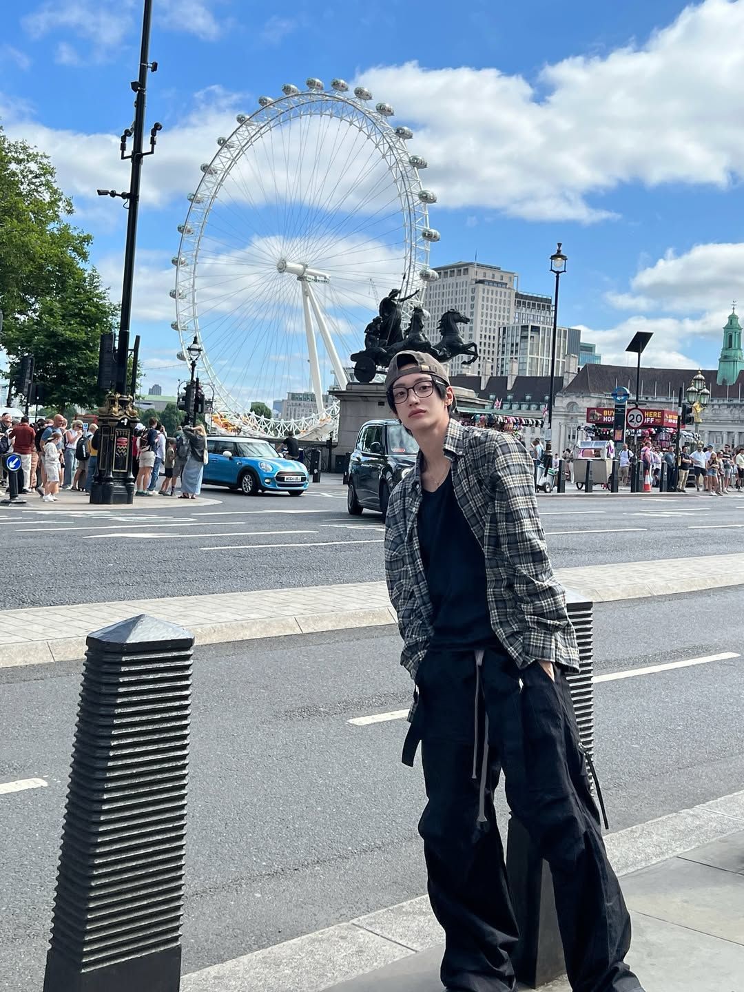 체크 셔츠 하나로 완성하는 꾸안꾸 무드/인스타그램 @riize_official