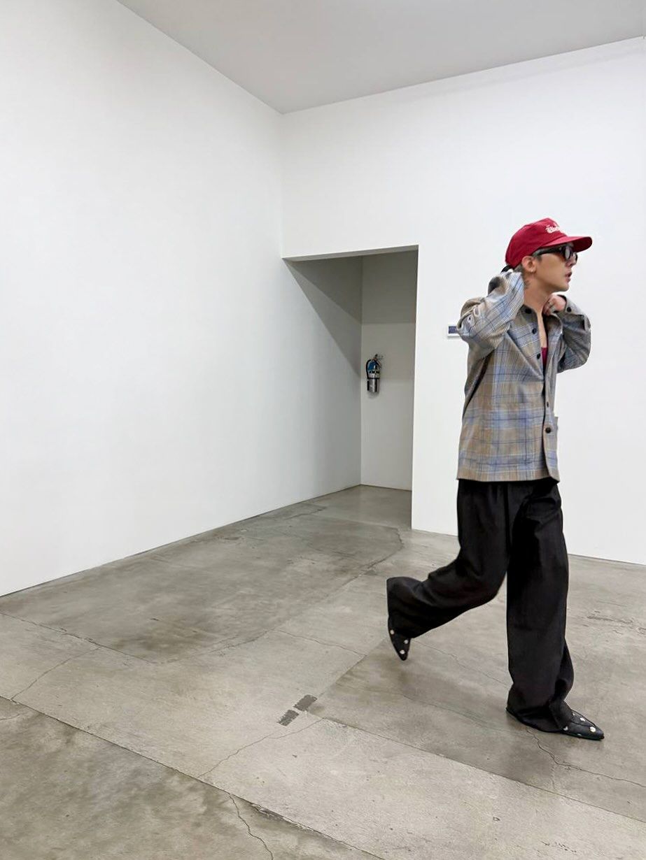 지드래곤의 셔츠 스타일링 공식/인스타그램 @8lo8lo8lowme