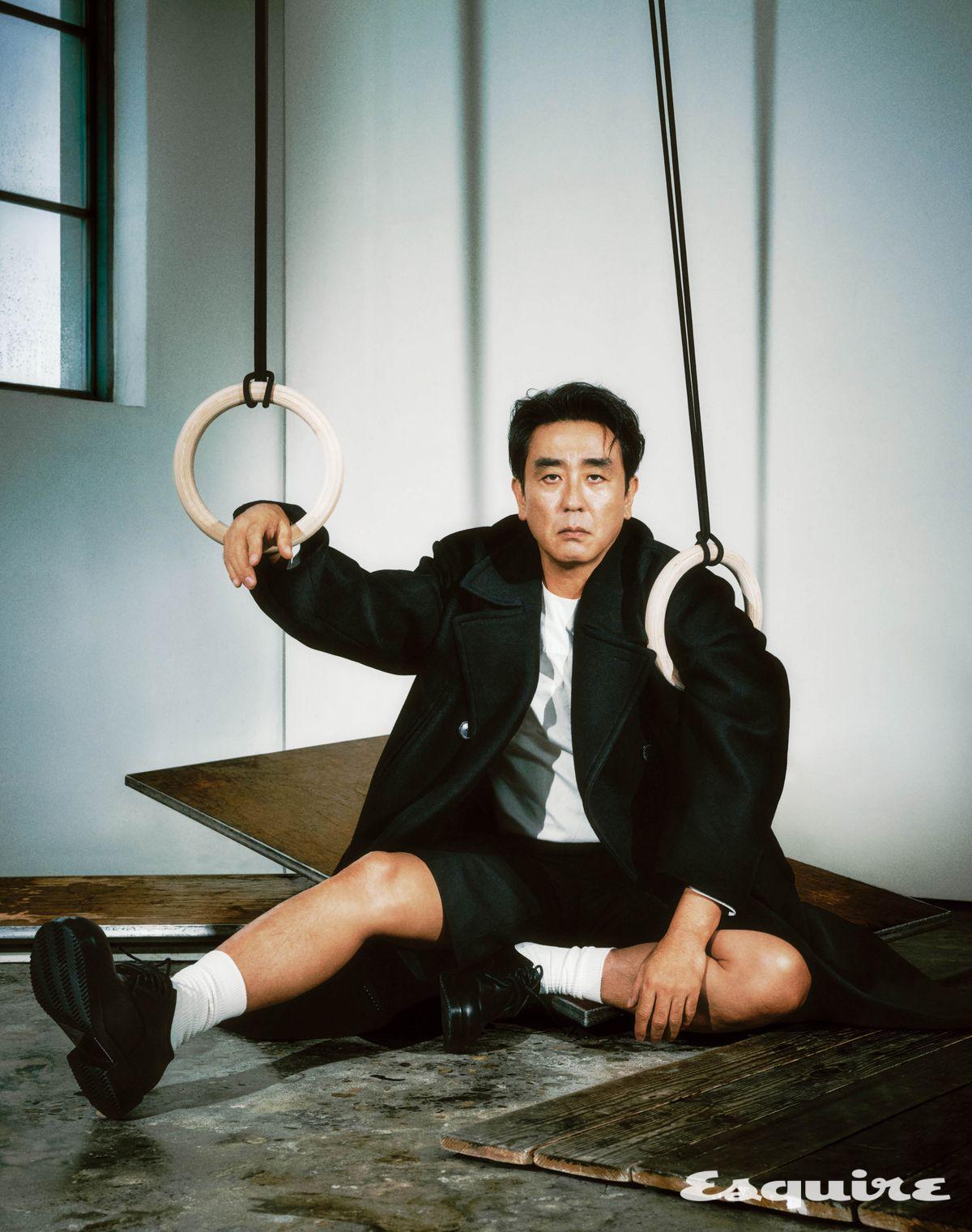 코트, 티셔츠, 쇼츠, 슈즈 모두 드리스 반 노튼. 삭스 스타일리스트 소장품.