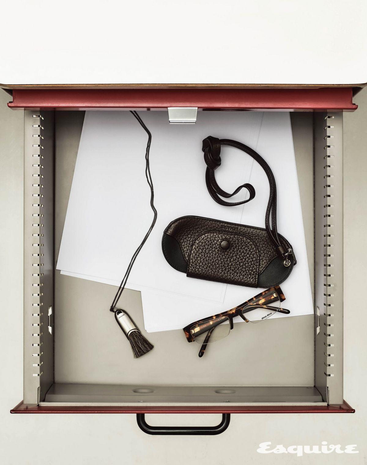 벨 안경 홀더, 브러시 네크리스 가격 미정 르메르. 톨토이즈 보네뜨 안경 가격 미정 미우미우.