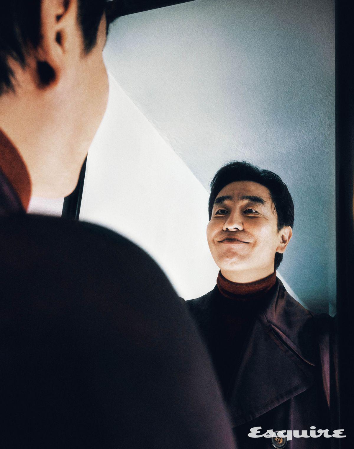 코트, 모크넥 티셔츠 모두 드리스 반 노튼.