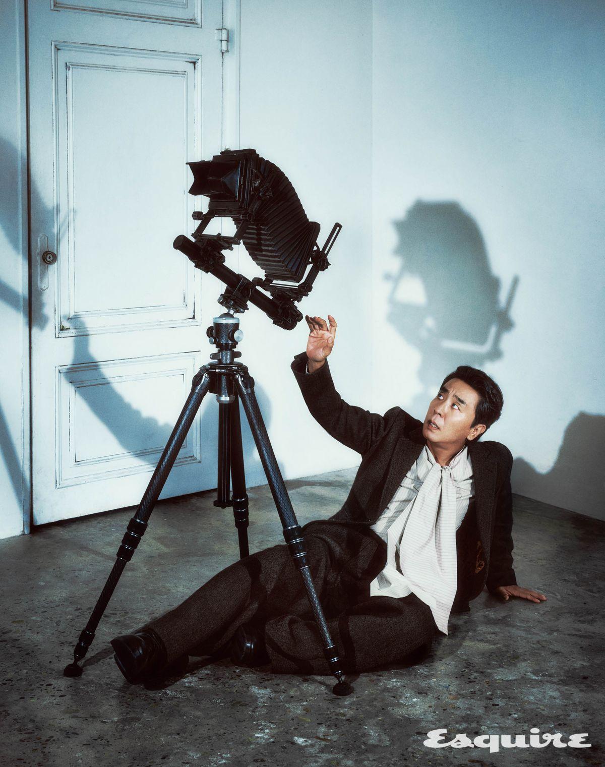 슈트, 셔츠, 슈즈 모두 드리스 반 노튼.