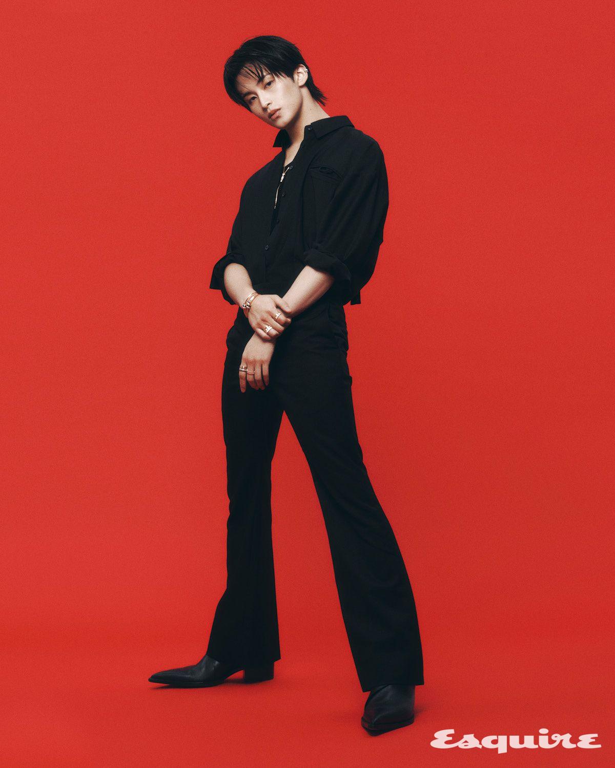 콰트로 클래식 클립 이어링, 콰트로 클래식 타이 네크리스, 오른쪽 손목에 찬 콰트로 클래식 튜브 다이아몬드 라지 뱅글과 콰트로 클래식 원 모티브 뱅글, 오른손 검지에 낀 콰트로 레디언트 다이아몬드 스몰 링, 약지에 낀 콰트로 레디언트 다이아몬드 라지 링, 왼손 검지에 낀 콰트로 레디언트 다이아몬드 라지 링, 중지에 낀 콰트로 그로그랭 옐로 골드 웨딩 밴드와 콰트로 그로그랭 화이트 골드 웨딩 밴드 모두 부쉐론. 팬츠, 부츠 모두 맥퀸. 셔츠 스타일리스트 소장품.