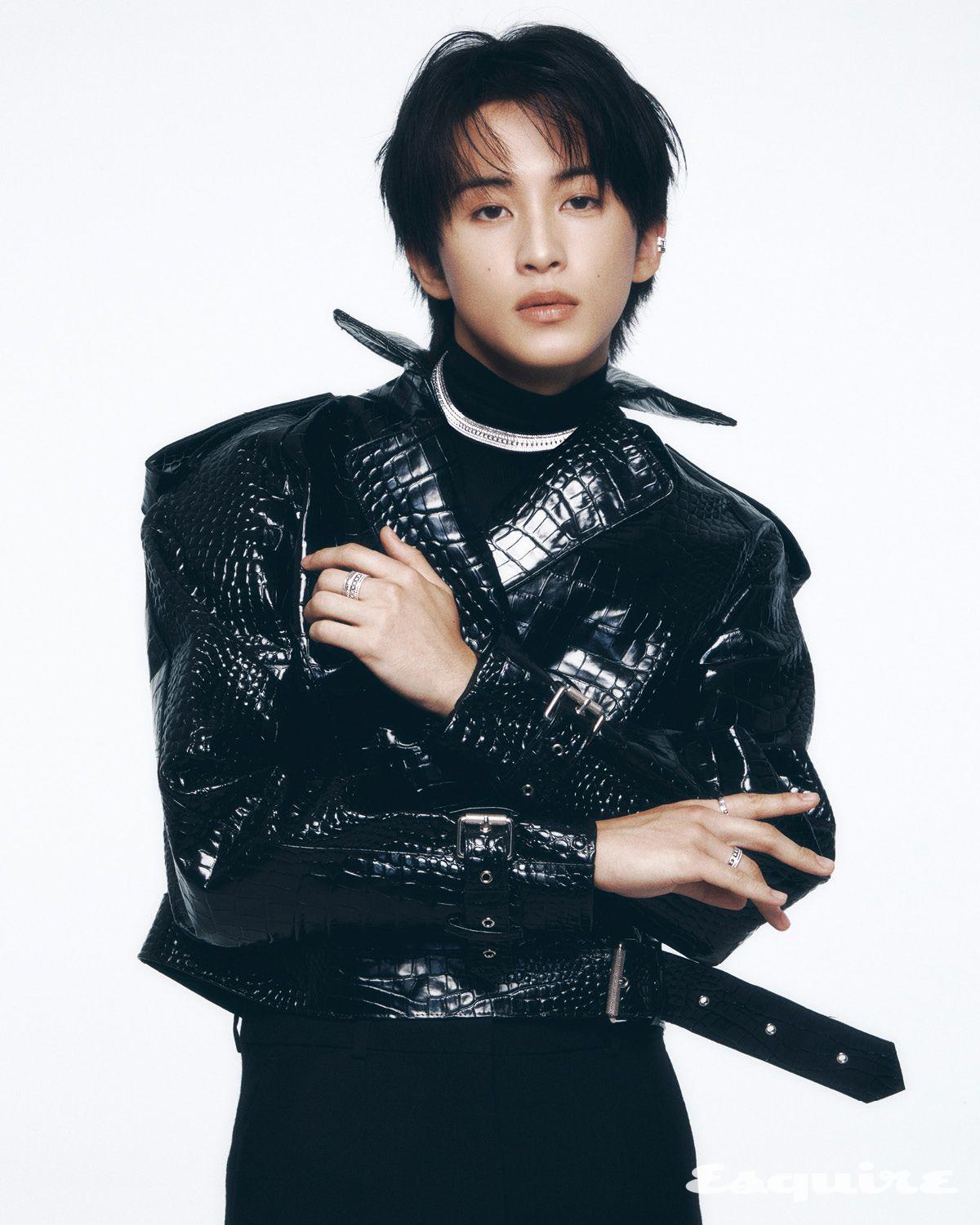 콰트로 레디언트 화이트 골드 이어 클립, 콰트로 레디언트 에디션 네크리스, 왼손에 낀 콰트로 레디언트 에디션 링, 오른손 검지에 낀 콰트로 레디언트 에디션 웨딩 밴드, 약지에 낀 콰트로 레디언트 라지 웨딩 밴드 모두 부쉐론. 레더 재킷 한나신. 터틀넥 톱 메종 마르지엘라. 팬츠 준지.