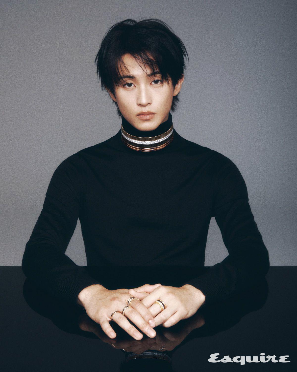 콰트로 클래식 라지 초커, 오른손 검지에 낀 콰트로 클래식 다이아몬드 라지 링, 중지에 낀 콰트로 클래식 다이아몬드 스몰 링, 약지에 낀 콰트로 클래식 웨딩 밴드, 왼손 중지에 낀 콰트로 클래식 다이아몬드 라지 링 모두 부쉐론. 터틀넥 톱 메종 마르지엘라.