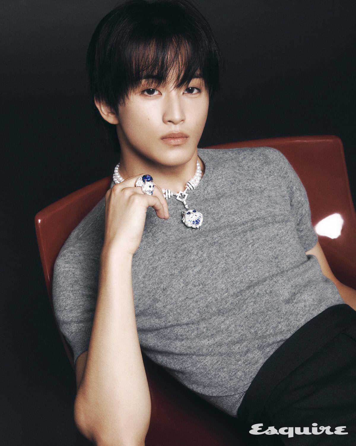 블라디미르 르 샤 네크리스, 블라디미르 르 샤 화이트 골드 링 모두 부쉐론. 니트 메종 마르지엘라 by 무이. 팬츠, 슈즈 모두 스타일리스트 소장품.