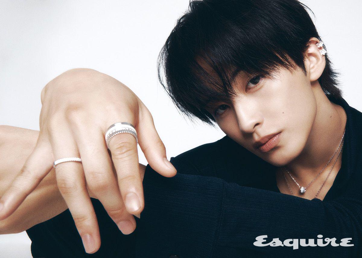 콰트로 더블 화이트 싱글 클립 이어링, 콰트로 더블 화이트 라지 펜던트, 콰트로 더블 화이트 스몰 타이 네크리스, 검지에 낀 콰트로 더블 화이트 다이아몬드 라지 링, 약지에 낀 그로그랭 화이트 골드 웨딩 밴드 모두 부쉐론. 니트 YCH.