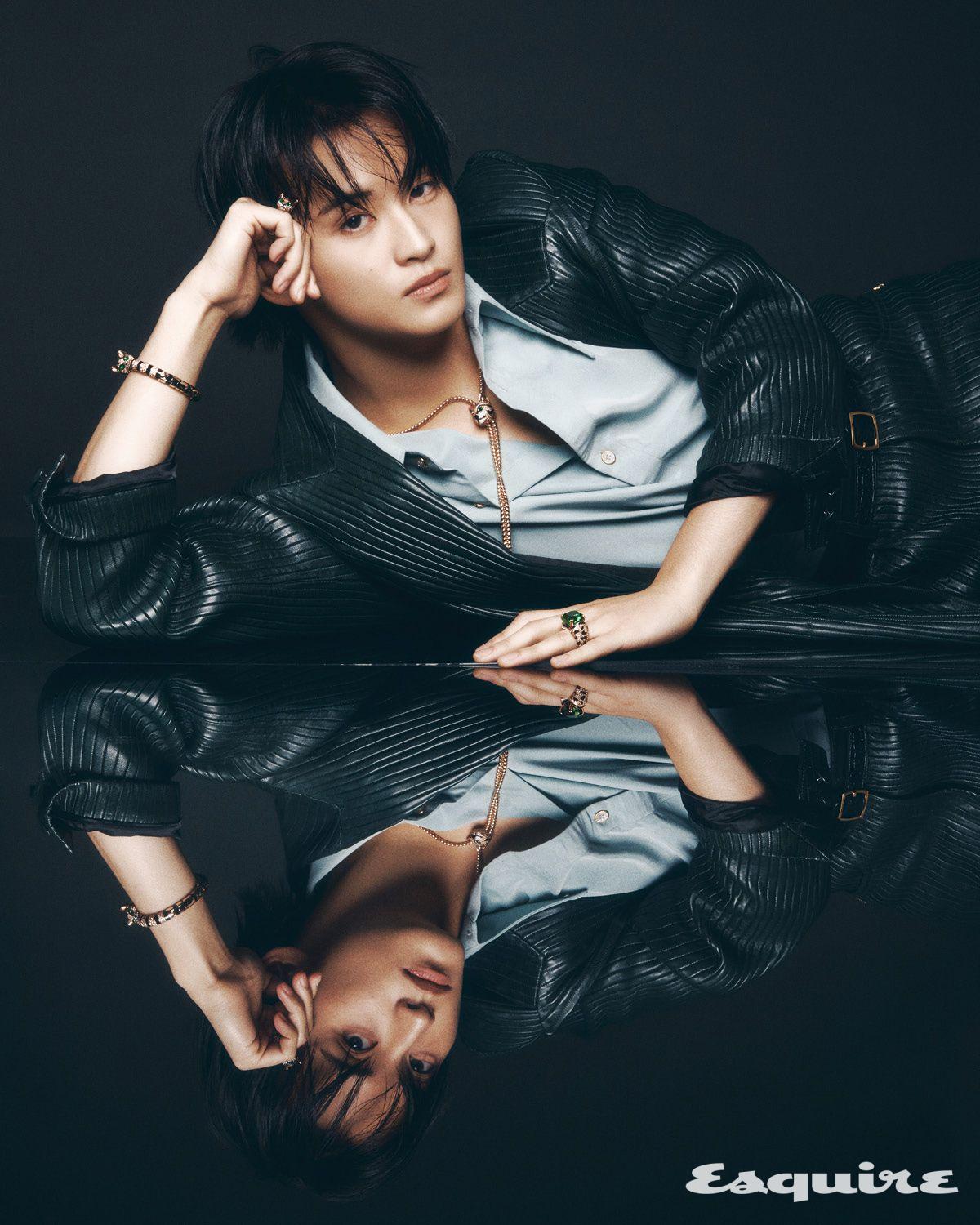 퍼지 레오파드 캣 네크리스, 오른쪽 손목에 찬 퍼지 레오파드 캣 브레이슬릿, 오른손에 낀 퍼지 레오파드 캣 링, 왼손에 낀 퍼지 레오파드 캣 칵테일 링 모두 부쉐론. 재킷, 셔츠, 팬츠, 벨트 모두 아미리.