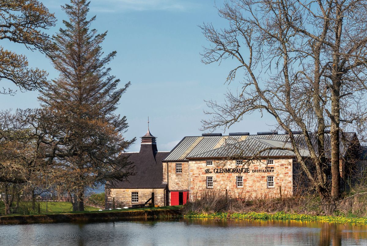 하이랜드 북부 테인에 위치한 글렌모렌지 증류소. 소수의 운영 체제, 끝없는 도전으로 180여 년간 끊임없이 위스키의 맛과 문화를 발전시켜 왔다. 