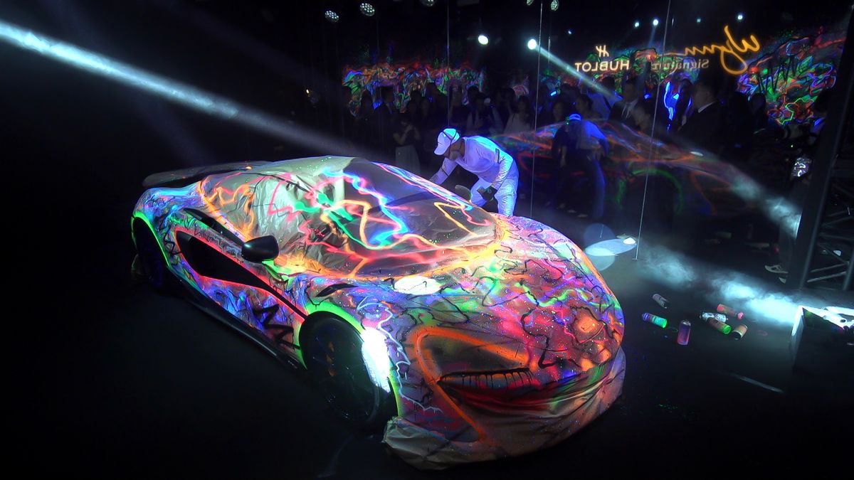 맥라렌 600LT과 함께 한 사이프 바사헬리(Saiff Vasarhelyi)의 스프레이 페인팅 퍼포먼스.