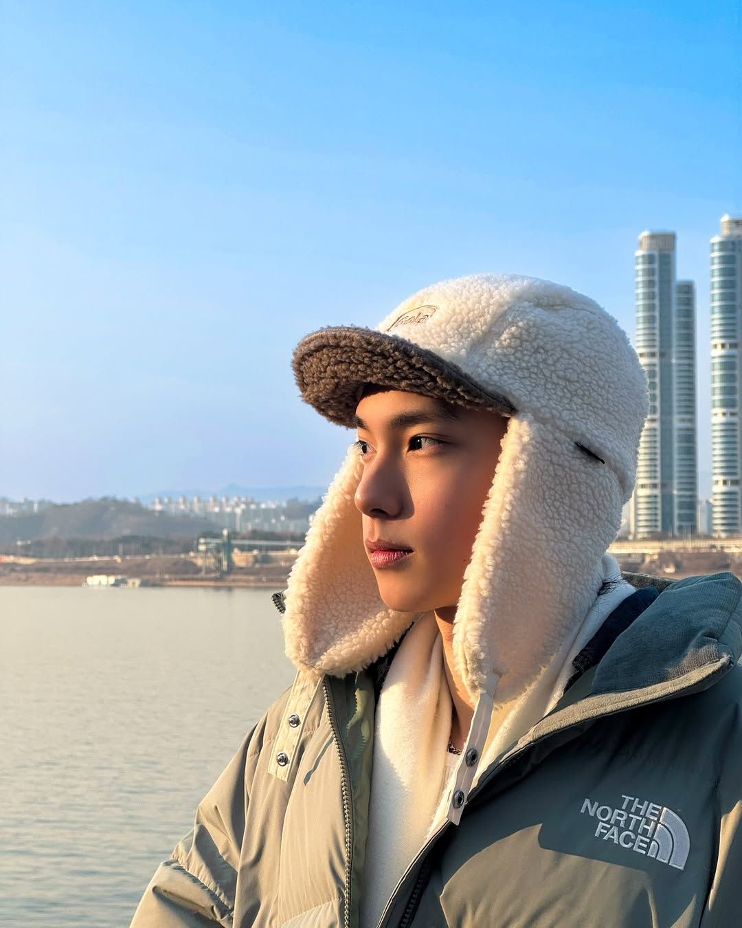 양털 같은 플리스 소재의 트래퍼 햇를 선택한 최립우/ 인스타그램 @fredr1ck._choi