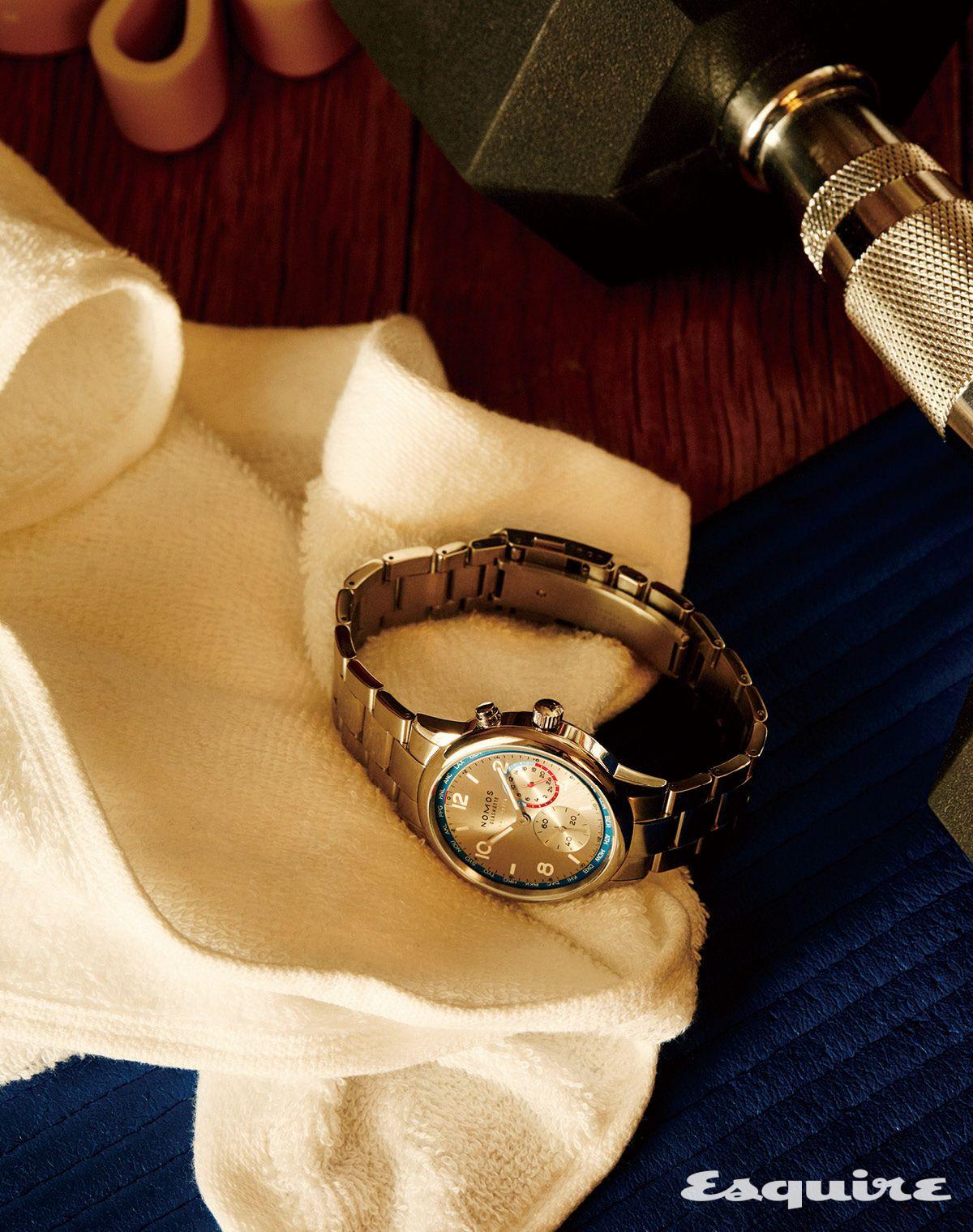 오토매틱 무브먼트 DUW 3202를 탑재한 클럽 스포트 네오마틱 월드타이머 노모스 글라슈테. 