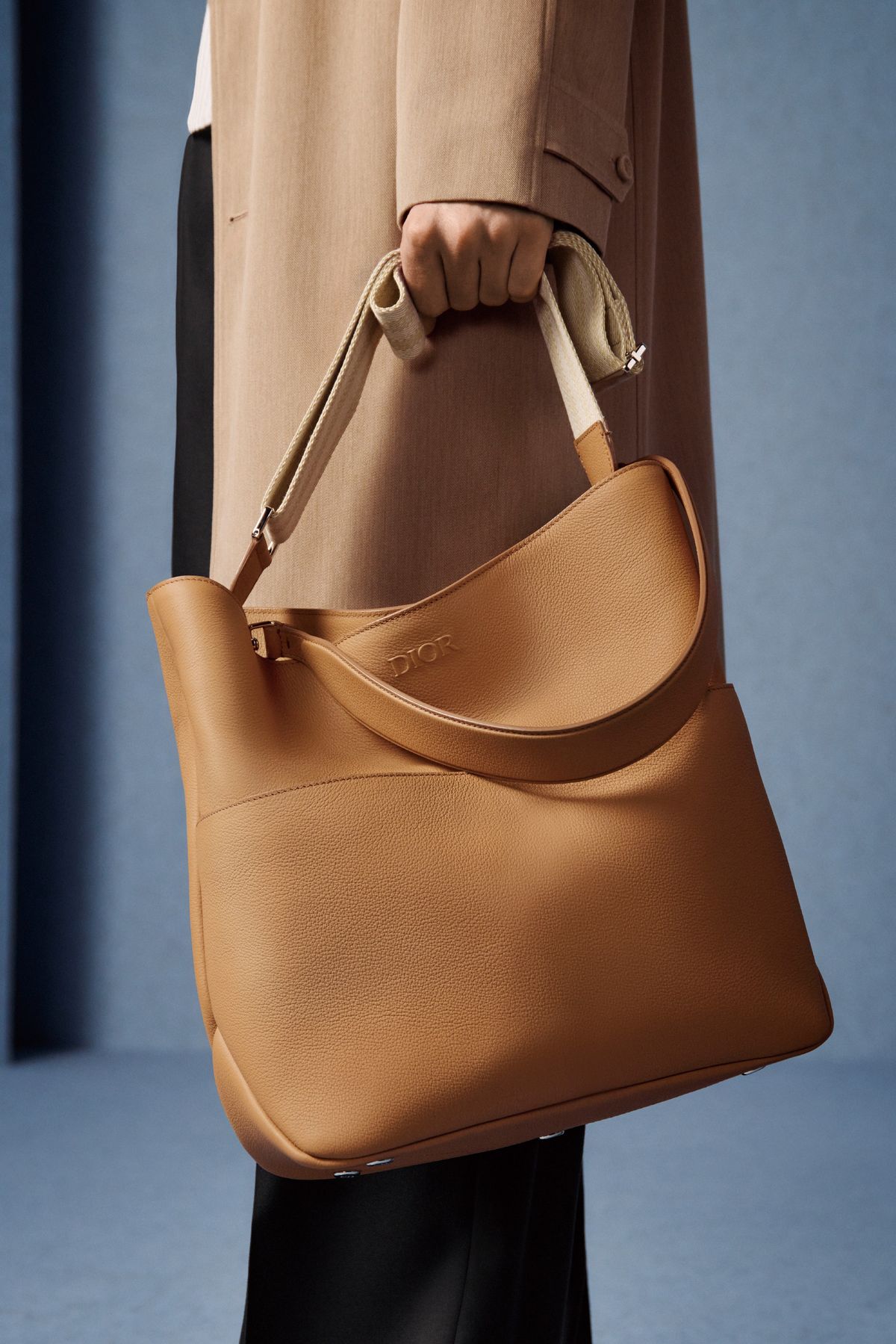 디컨스트럭티드 코트, 실크 캔버스 셔츠, 니트 티셔츠, 트윌 팬츠, 디올 프리베 호보백 모두 가격 미정 디올 맨.